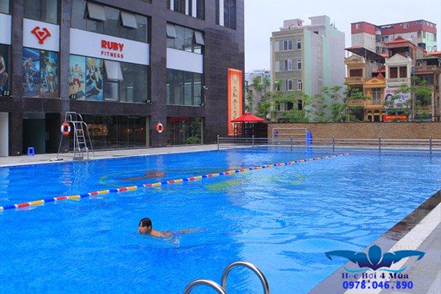 Học bơi tại bể bơi Long Khánh