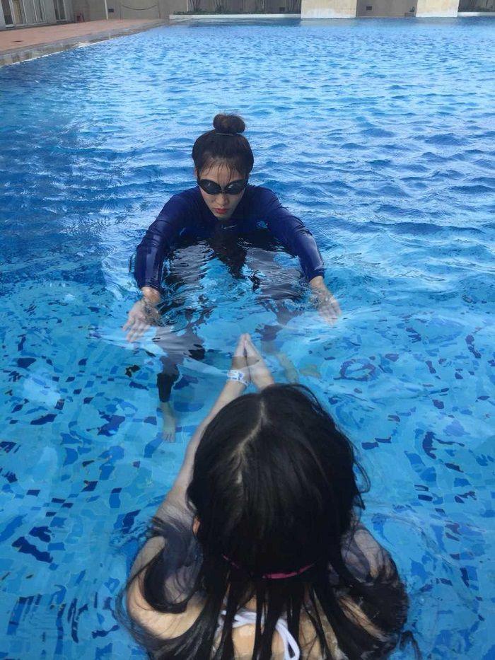 Tại sao nên đăng ký lớp học bơi có giáo viên nữ dạy bơi