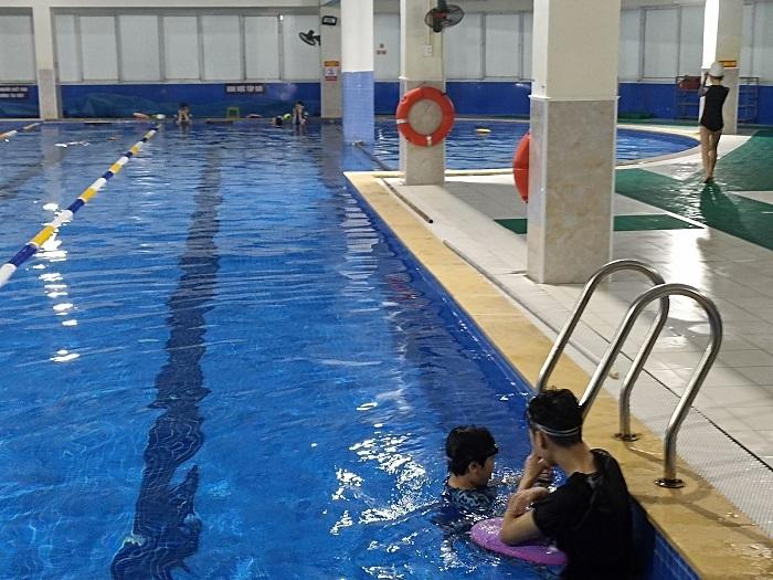 Lớp học bơi buổi tối của trung tâm tại bể bơi Tôn Thất Thuyết